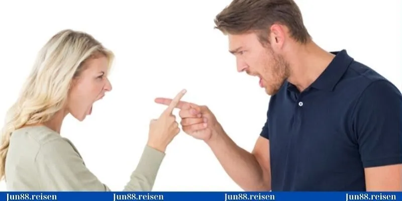 Nằm mơ thấy đánh nhau với người thân nên chọn các số: 31, 34, 39, 93